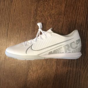 Nike Vapor 13 Academy IC, Women’s Size 7.5.